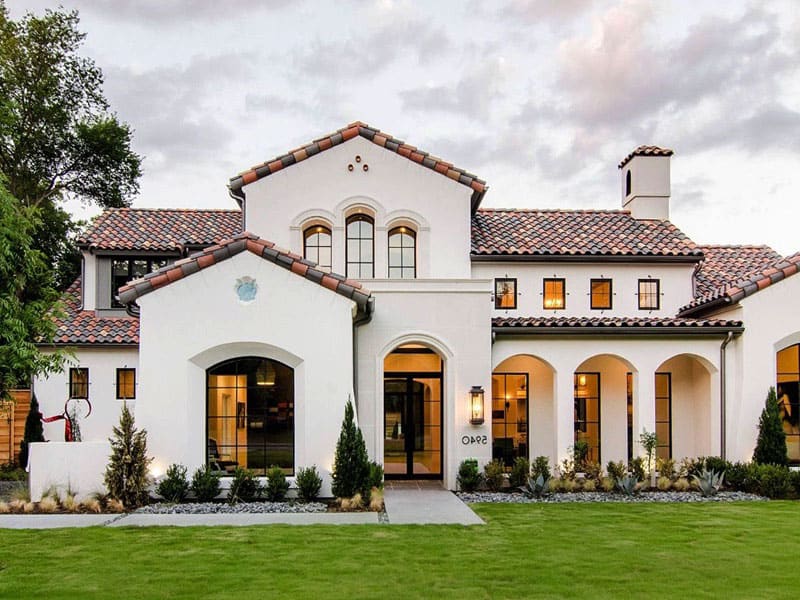 Sân vườn kiểu Địa Trung Hải với thảm cỏ mẫu sân vườn đẹp