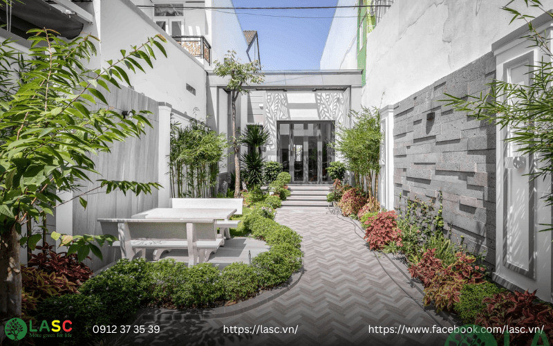 sân sau nhà phố đẹp