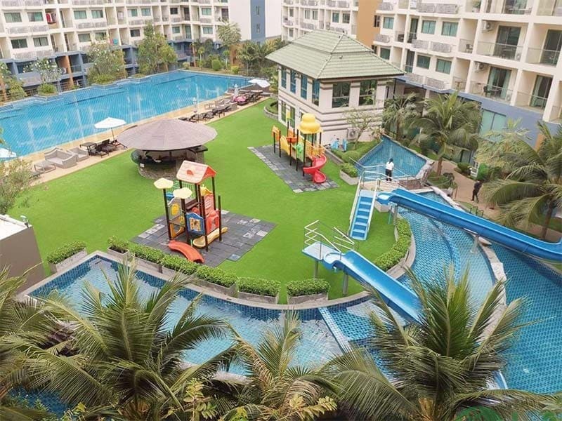 thiết kế sân vườn bằng cỏ nhân tạo