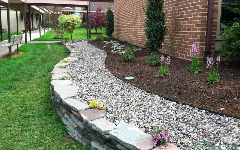 sân vườn nhỏ bên hông nhà