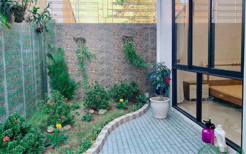 sân vườn nhỏ bên hông nhà