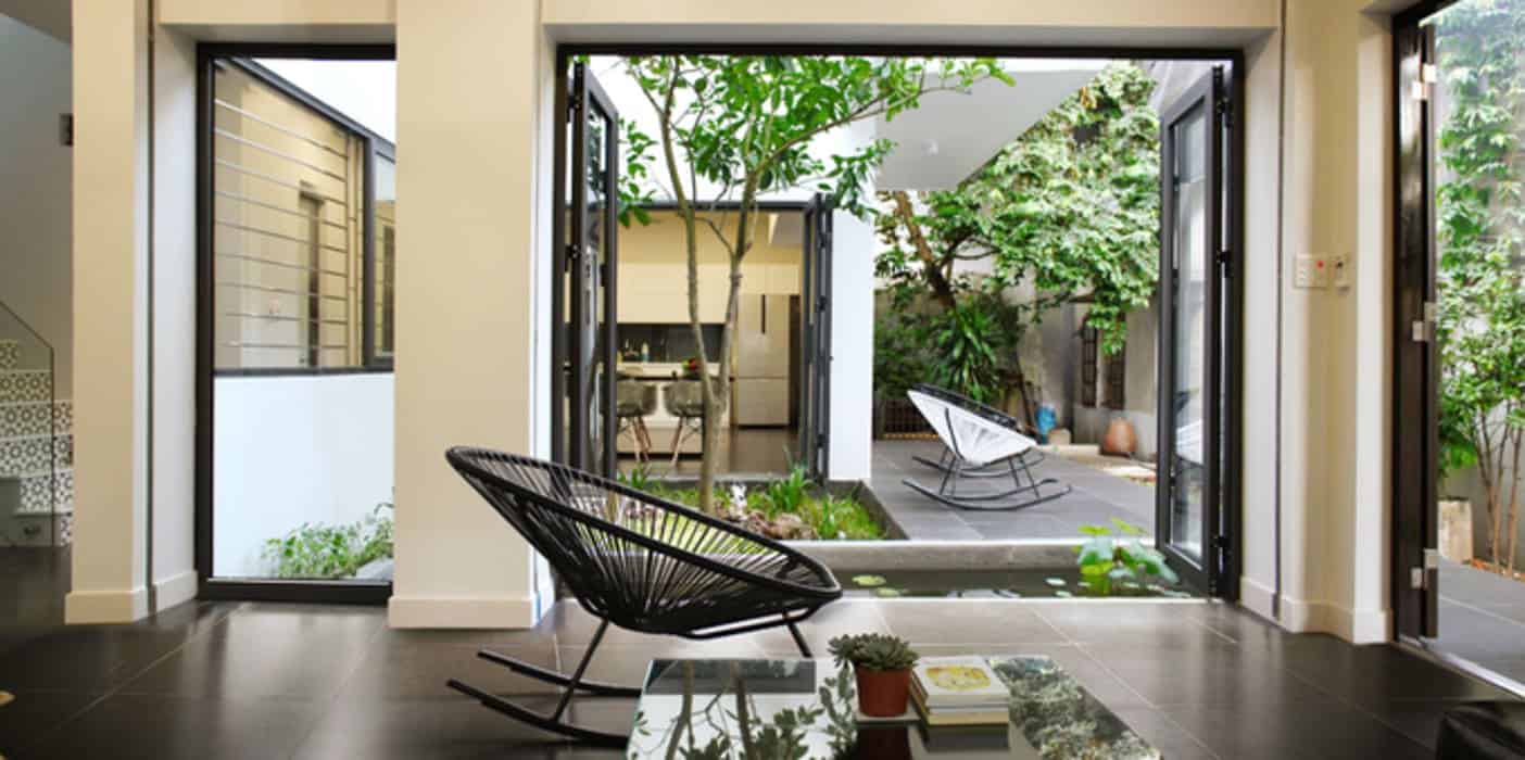 tiểu cảnh giếng trời nhà ống với cây xanh